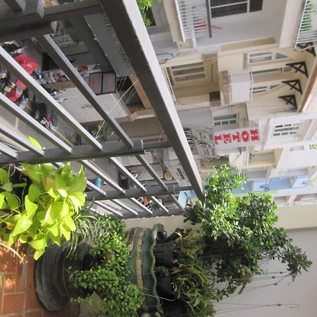 The Lily Hostel & Coffee ホーチミン市 エクステリア 写真