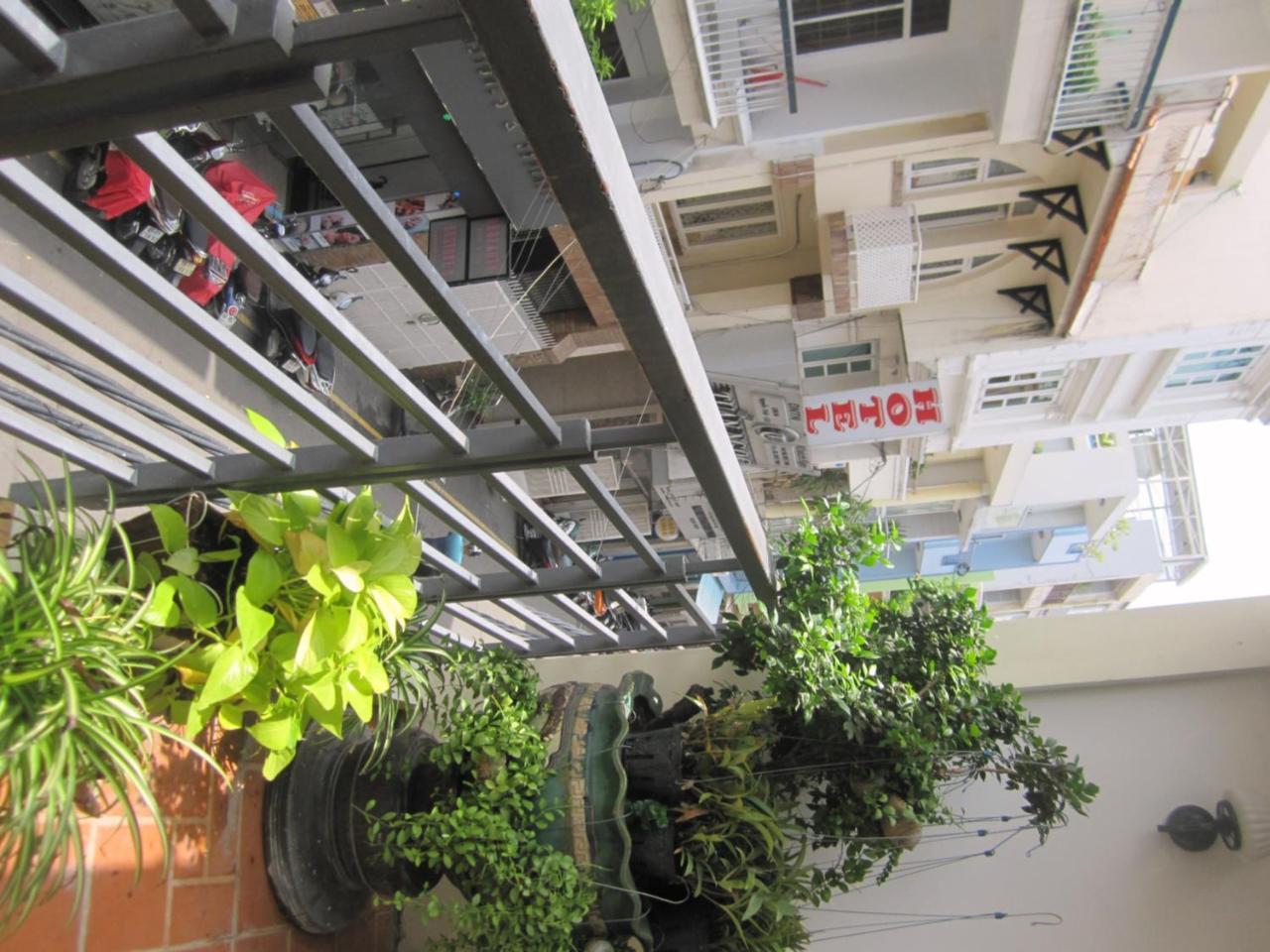 The Lily Hostel & Coffee ホーチミン市 エクステリア 写真