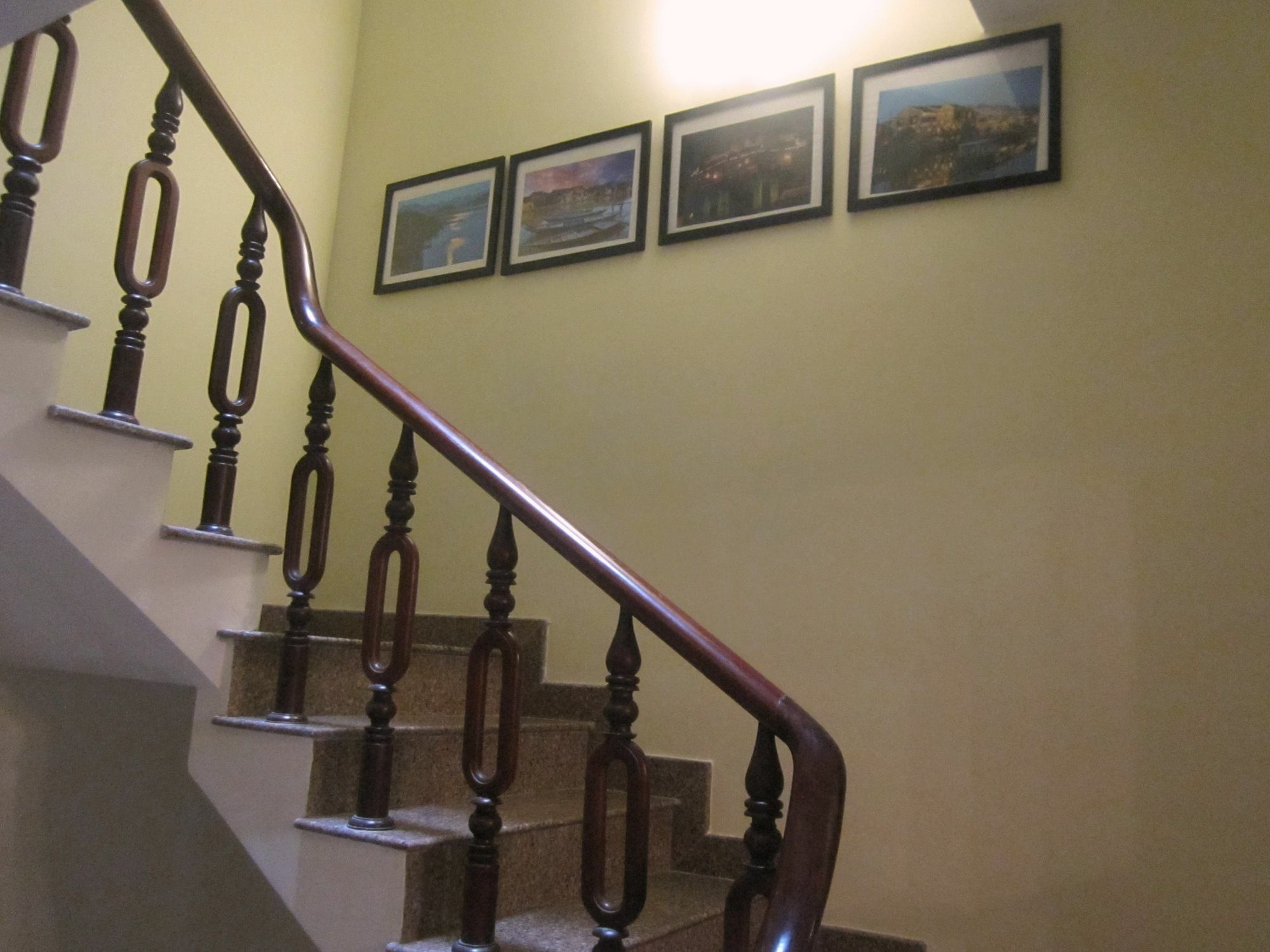 The Lily Hostel & Coffee ホーチミン市 エクステリア 写真