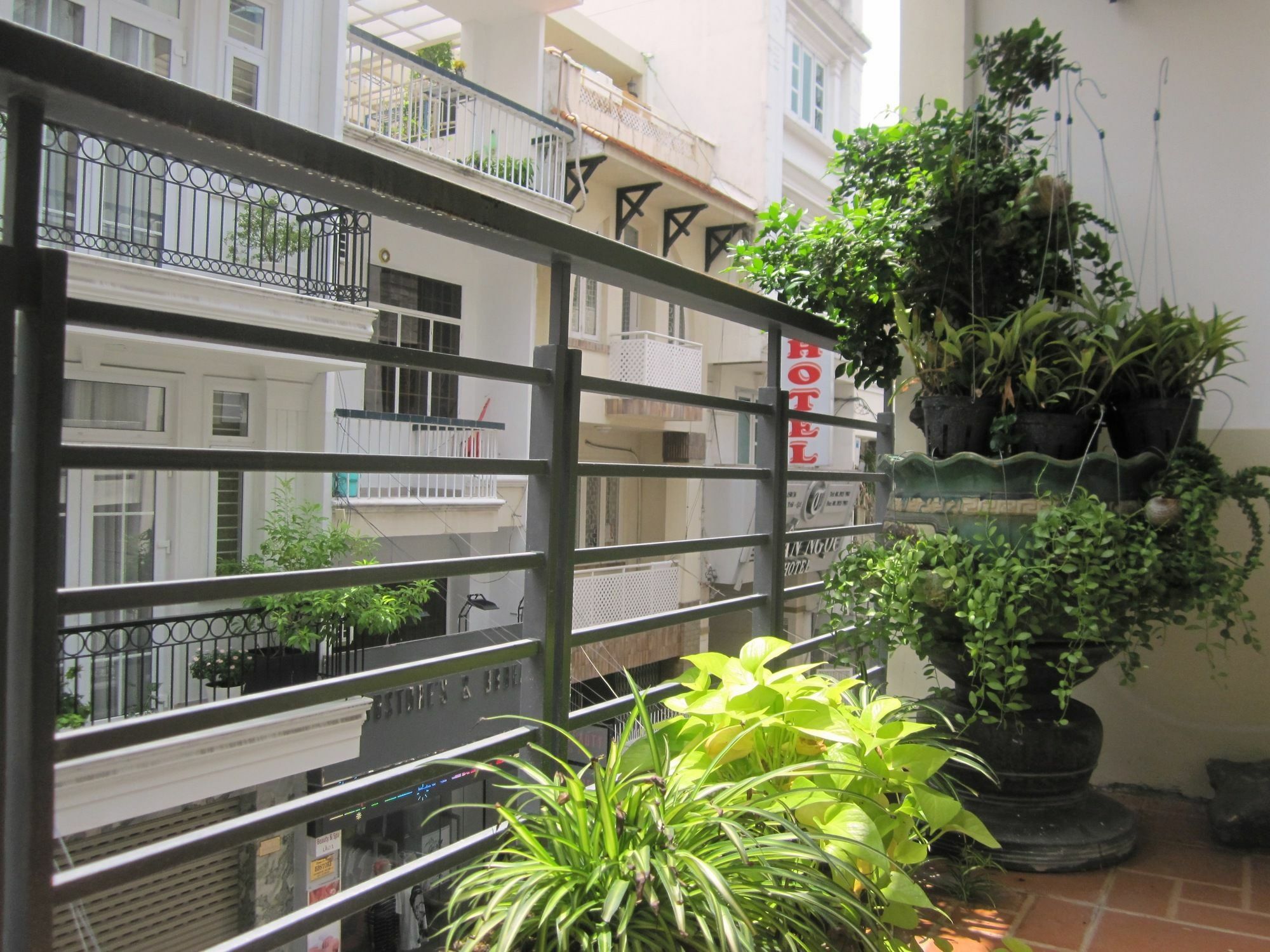 The Lily Hostel & Coffee ホーチミン市 エクステリア 写真